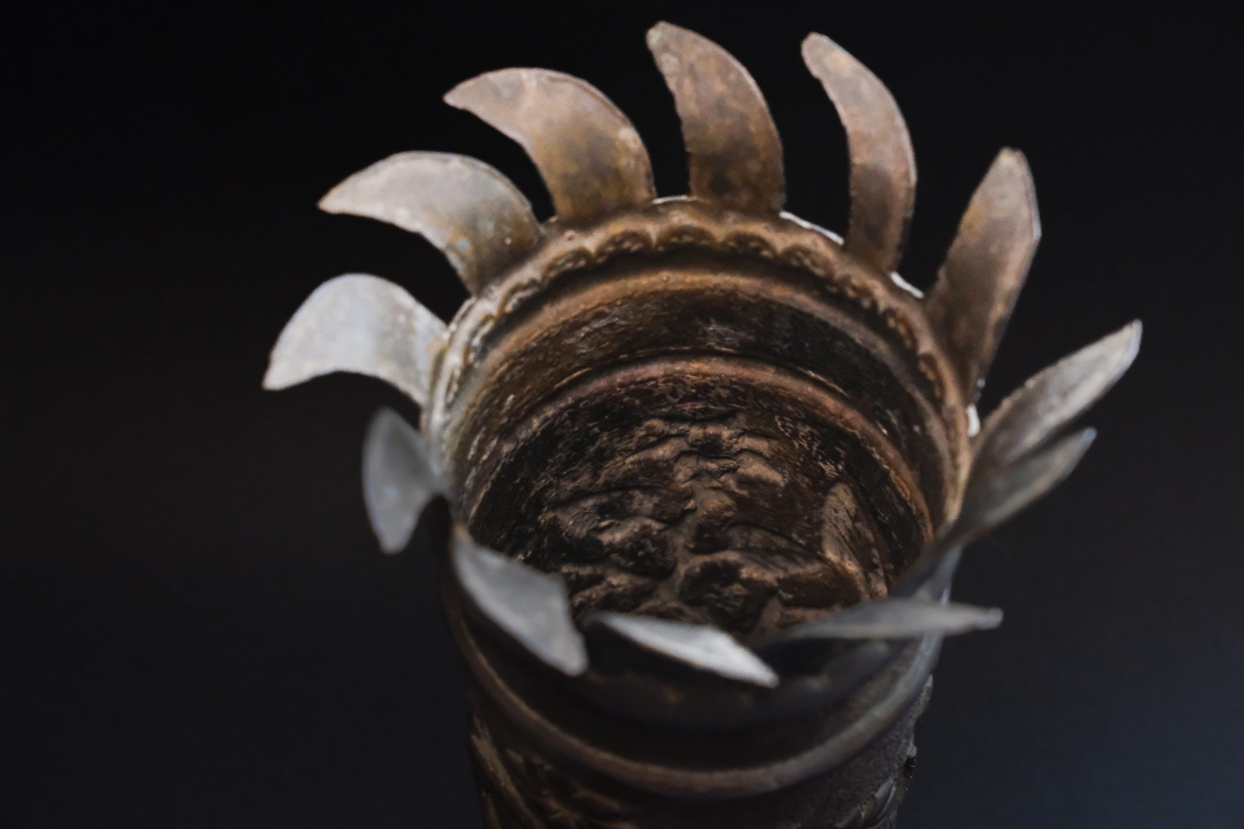 Vază confecționată din tub de obuz